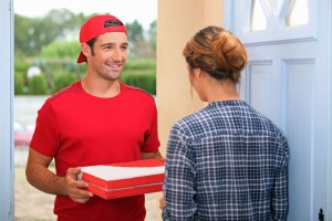 12499762_l-Man delivering pizza