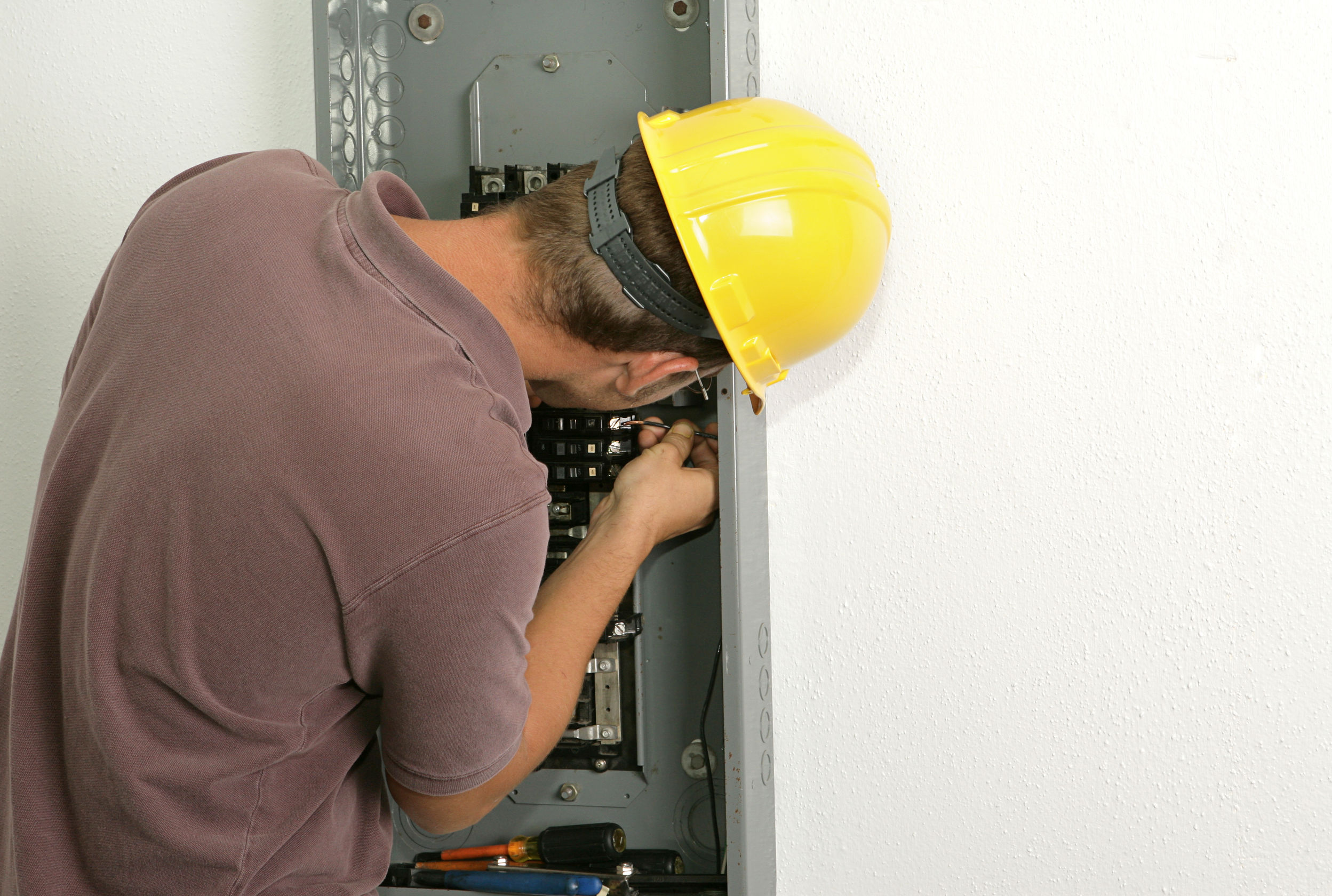 Save Money and Stay Safe With an Electrician Springfield MO for All Home Repairs