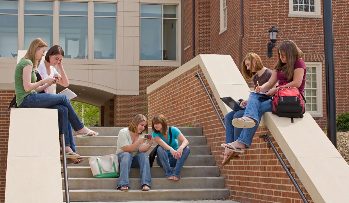 Urban Apartments with Amenities for Full-Time University